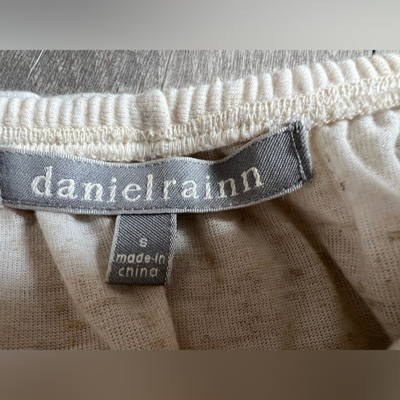 Daniel Rainn Kandra Linen Blend Scalloped Ruffled Cream Off-Shoulder Top. Size S - Picture 2 of 8
